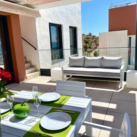 Luxury 3 Bedroom Penthouse דירה פואנגירולה