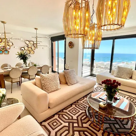 Luxury 3 Bedroom Penthouse דירה פואנגירולה