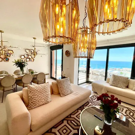 Luxury 3 Bedroom Penthouse דירה פואנגירולה