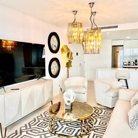 Luxury 3 Bedroom Penthouse דירה *