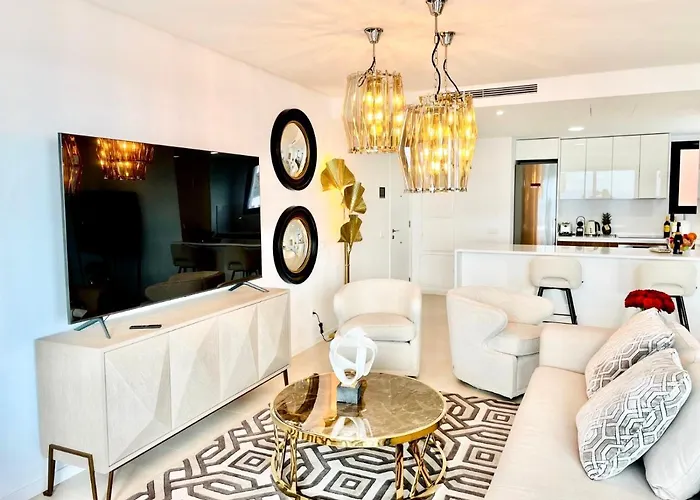 Luxury 3 Bedroom Penthouse Apartment *